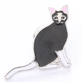 Détail de la broche chat en émail noir et blanc avec oreilles roses et fermoir papillon - Chat Noir à Longue Queue