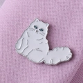 Détail de la broche chat en émail blanc aux yeux bleus sur tricot rose tendre - Chat Persan
