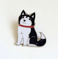 Broche en émail de husky mignon avec des bords dorés et une finition en noir et blanc - Style Husky Noir