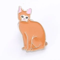 Détail d'une broche chat en émail orange avec bords en métal poli et finition brillante - Chat Marron sans Queue