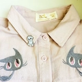 Chemise rose à revers avec une broche chiot blanc et détails brodés de chat - Style Bichon Blanc