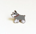 Broche chien schnauzer en émail gris et blanc avec un petit collier rouge détaillé - Style Schnauzer Gris