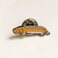 Broche en émail teckel orange et blanc avec fermoir papillon en métal pour habits - Style Teckel Long