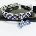 Collier pour animaux à trois rangées de strass violets et blancs avec pendentif os bleu - Bleu Blanc Os