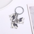 Détail de porte-clés chien Husky avec breloques en émail sur anneau en métal argenté - Husky