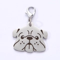 Vue détaillée de la médaille de chien en acier inoxydable avec motif bouledogue et fermoir - Style Shar Pei