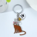 Süßer brauner Katzen Schlüsselanhänger mit Krone, rosa Brille und bunten Glocken - Rosa Ohren Braune Katze