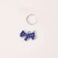Dettaglio del ciondolo a forma di terrier con strass blu e anello in metallo - Schnauzer Blu
