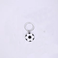 Detailaufnahme eines Fußball-Schlüsselanhängers aus Zinklegierung mit Emaille-Anhänger - Schwarz