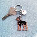 Kreativer Dobermann Metall Schlüsselanhänger mit Herzanhänger auf blauem Hintergrund - Dobermann (5636890192292)