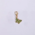 Dettaglio di un portachiavi a farfalla dorato con cristalli verdi e chiusura a scatto - Stile Strass Verde