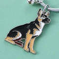 Vista dettagliata del portachiavi Pastore Tedesco smaltato con campanello e anello - Cane Argento Con Campanello Argento