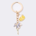 Goldener Schlüsselanhänger mit Emaille-Biene und lila Blumenanhängern am Ring - Blumenstil 4 (Mit Biene)