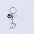 Porte-clés en métal argenté avec pendentif chien Poméranien blanc et breloques os et patte - 10cm 16g / Loulou de Poméranie Blanc Os Patte
