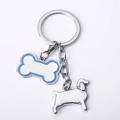 Détail du porte-clés os de chien en métal avec émail bleu et breloque teckel argentée - Teckel Os / 10cm