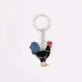 Llavero de gallo esmaltado con cuerpo negro, plumas azules y cresta roja de metal - Gallo Negro