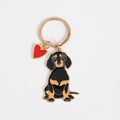 Gouden sleutelhanger met een zwart-bruine teckel hondenhanger en een klein rood hartje - Baardige Teckel met Rood Hart