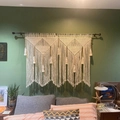 Arazzo macramè boho fatto a mano con motivi geometrici e lunghe frange su parete scura - Solo Arazzo (Senza Asta in Legno) / Beige (z016) / 120x100cm
