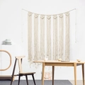 Dettaglio della decorazione murale boho fatta a mano con nodi macramè e lunghe frange - Stile z032 / 100x110cm
