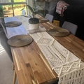 Camino de mesa boho crema tejido a mano con borlas y patrones geométricos en mesa de madera - 35X180cm / Nuevo Estilo Beige