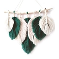 Decorazione da parete boho in macramè con piume intrecciate verde scuro e bianco - 55*45 / Verde