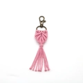 Portachiavi boho rosa fatto a mano con nappa e chiusura in bronzo per borse - Rosa Chiaro