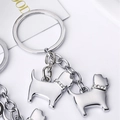 Porte-clés argenté brillant avec deux pendentifs de chien Terrier ornés de cristaux - Schnauzer / 10cm