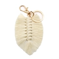 Llavero de pluma de macramé blanco crema hecho a mano con mosquetón y anillo dorado - 6*13cm / Beige