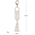 Dettaglio del portachiavi macramè boho con dimensioni 20cm x 3cm e gancio oro - Stile C / Beige