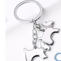Porte-clés en métal argenté avec pendentifs terrier et décor de collier étincelant - Double Chihuahua / 10cm