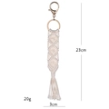 Vista dettagliata del portachiavi macramè con misure indicate 23cm per 3cm - Stile D / Beige