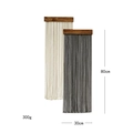 Makrodetail der handgewebten Makramee-Wanddekoration mit Holzstab und Größenabmessungen - Schwarz Und Beige Set (30x80cm)
