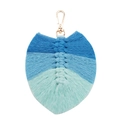 Portachiavi macramè fatto a mano a forma di foglia con nappe blu sfumate e gancio - Blu Pavone Bianco Luna Bianco