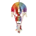 Decorazione da parete mongolfiera in macramè arcobaleno con nappe colorate e perle di legno - Colorato