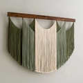 Handgefertigter Boho Wandteppich mit olivgrünen und cremefarbenen Baumwollquasten - 120*85cm / Grün