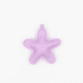 Détail d'un porte-clés étoile en cuir PU violet avec surpiqûres blanches et rembourrage - Étoile à Cinq Branches / Violet