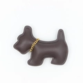 Dettaglio di un portachiavi a forma di cane in pelle marrone con catena dorata - Marrone Con Fibbia
