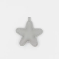 Détail d'un pendentif étoile en cuir PU gris avec finition texturée et coutures - Étoile à Cinq Branches / Gris