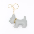 Dettaglio del portachiavi Scottish Terrier in pelle PU grigia con catena dorata - Grigio
