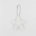Gedetailleerd beeld van de witte ster-vormige PU-leren sleutelhanger met zilveren balketting - Wit