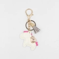 Vue détaillée du charm cheval en cuir avec pompon et pendentif sac porte-bonheur doré - Blanc
