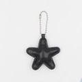 Detail van een zwarte PU-leren ster sleutelhanger met fijne stiksels en zilveren kralenketting - Zwart