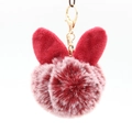 Détail du porte-clés en peluche bordeaux avec oreilles de lapin et fermoir doré - Bordeaux Givré
