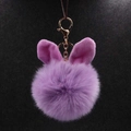 Détail d'un porte-clés oreilles de lapin en peluche lavande avec boule douce et fermoir - Violet