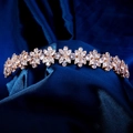 Detalle de diadema dorada de circonitas con patrones florales marquise sobre satén azul - Estilo Exquisito de Racimo de Flores (TS-J3433G)