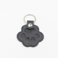 Primer plano del llavero de pata de gato en cuero negro con anillo de metal plateado - Negro