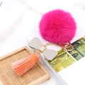 Detail van rozerode pompon sleutelhanger met grijze lederen strik en oranje kwast - Grijze Strik Oranje Kwast