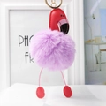 Détail d'un porte-clés flamant rose en peluche violette avec pattes en cuir et clip doré - 18*8cm / Violet