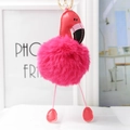 Vue détaillée du porte-clés flamant rose avec pompon en peluche et anneau doré - 18*8cm / Rose rouge