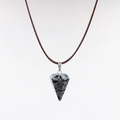 Makro-Detail von sechseckigem Schneeflocken-Obsidian-Anhänger mit silbernem Verschluss - Schneeflocken-Obsidian